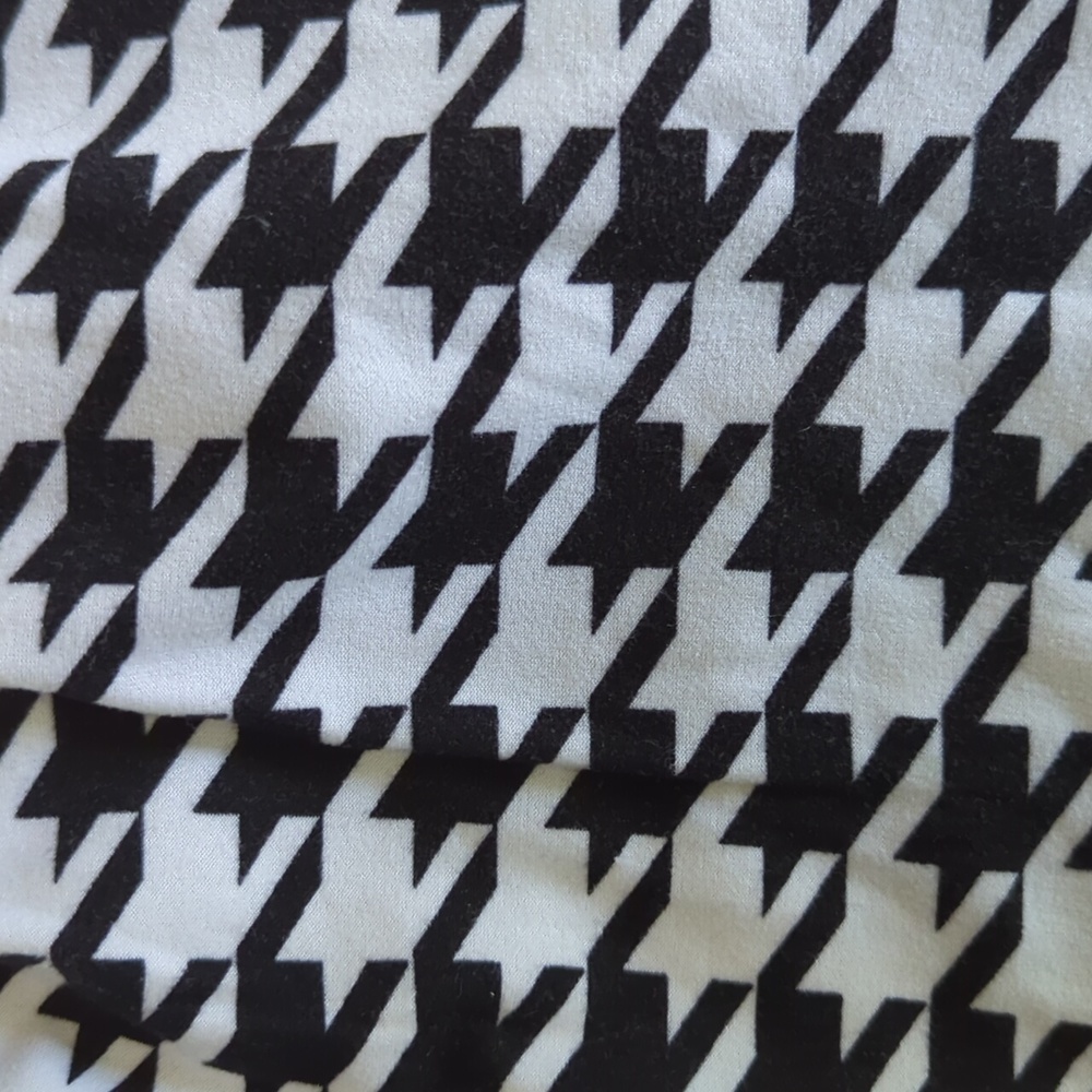 Black and White Houndstooth Pattern Leggings - Mark Classic Brand - One Size - Picture 3 of 5
